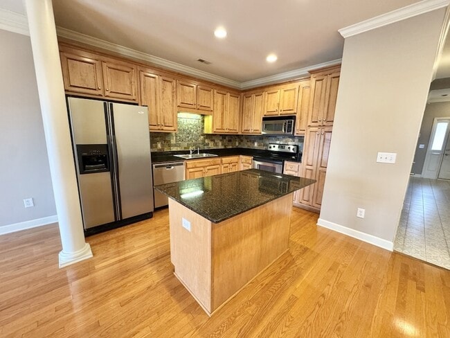 Building Photo - 1801 Brentwood Pointe