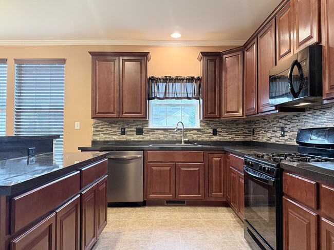 Building Photo - Spacious 3 Bed, 2 Bath Home in Desirable P...
