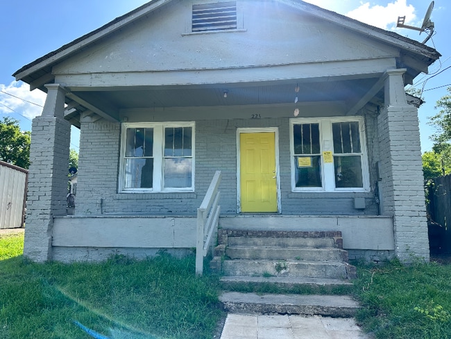 Primary Photo - 221 Linden Ave