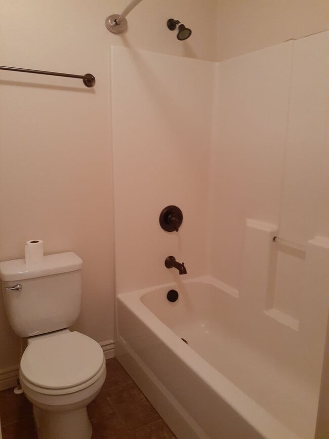 Building Photo - 2 bed 1.5 bath Lincoln Park Townhome!