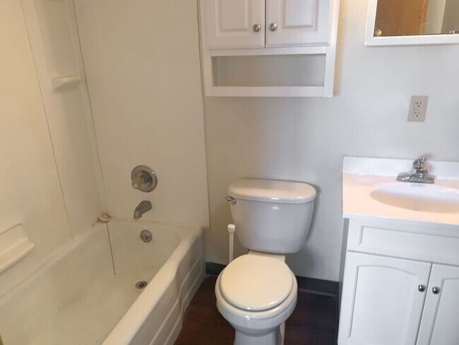 Building Photo - $995 | 1 Bedroom, 1 Bathroom House | Cat F...