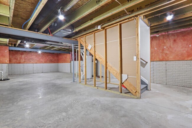 Building Photo - 578 Tallman St