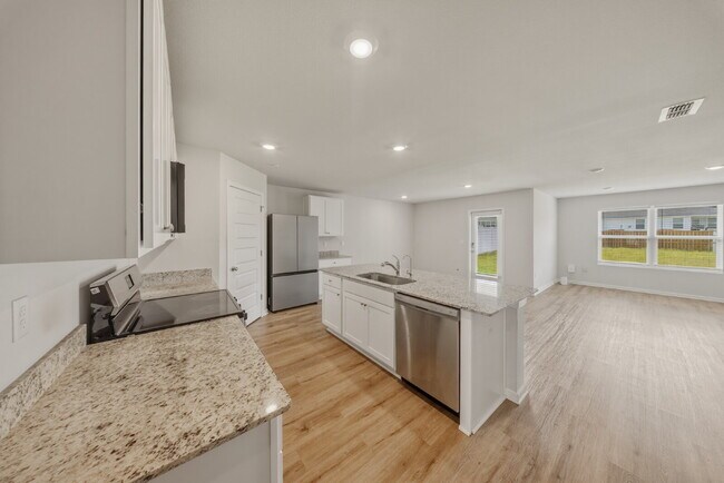 Building Photo - Huge 4 bedroom 2 bathroom home in Southwood