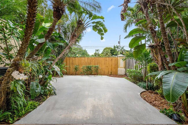 Building Photo - 627 E Mowry Ct