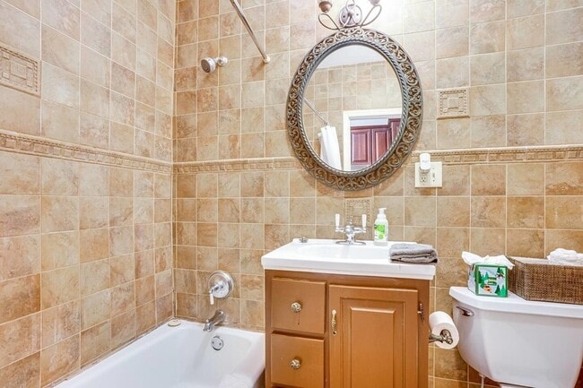 Building Photo - 608 Madison St