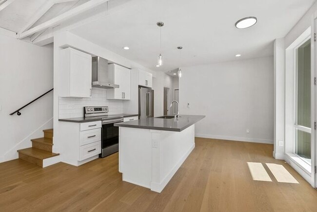 Building Photo - Fresh AIR CONDITIONED Arbor Lane Beauty!