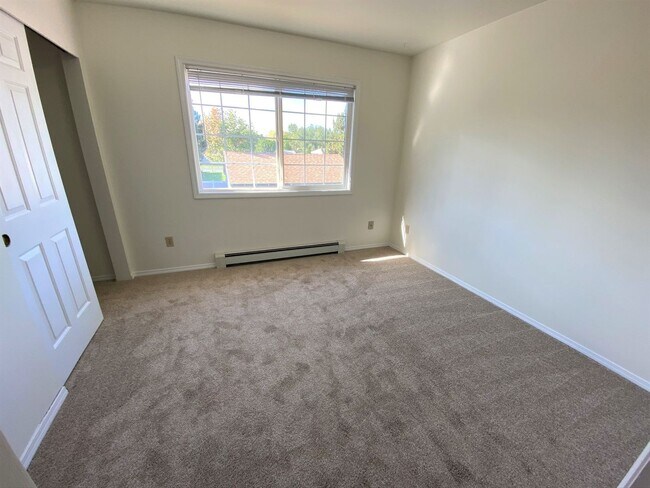 Building Photo - 2 Bed 1.5 Bath Condo! W/S/G/Lawn Care Included!