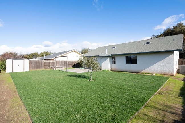 Building Photo - Lovely 3 Bedroom Home in Beautiful Los Alamos!