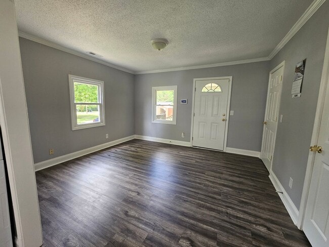 Building Photo - NEW LISTING!!!!!
