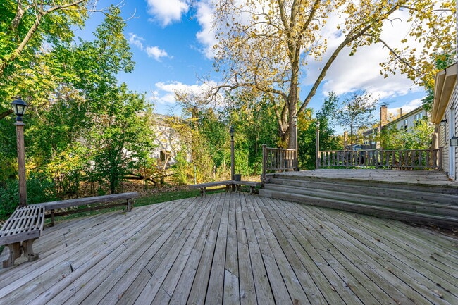 Building Photo - 62 E Fox Hill Dr