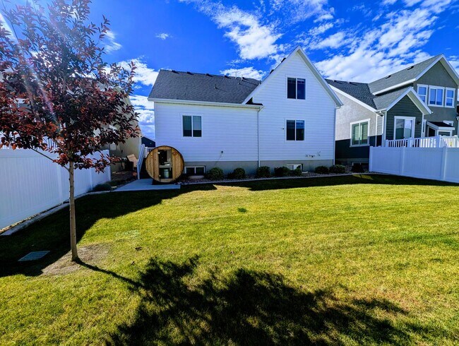 Building Photo - Lovely, spacious, newly built Lehi House!!