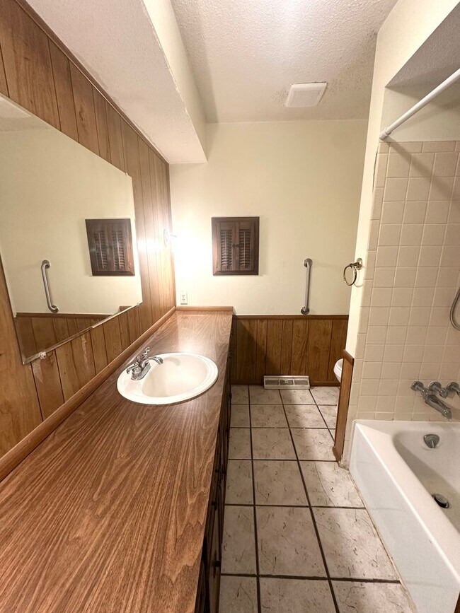 Building Photo - Welcome To Your Spacious Oasis!