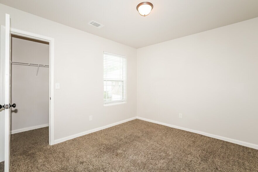 Building Photo - 1845 Simmons Ln