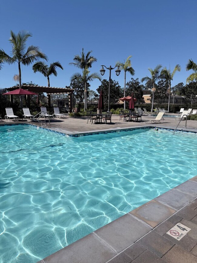 Building Photo - Exclusive Newport Terrace Condos - Trails to the Beach!