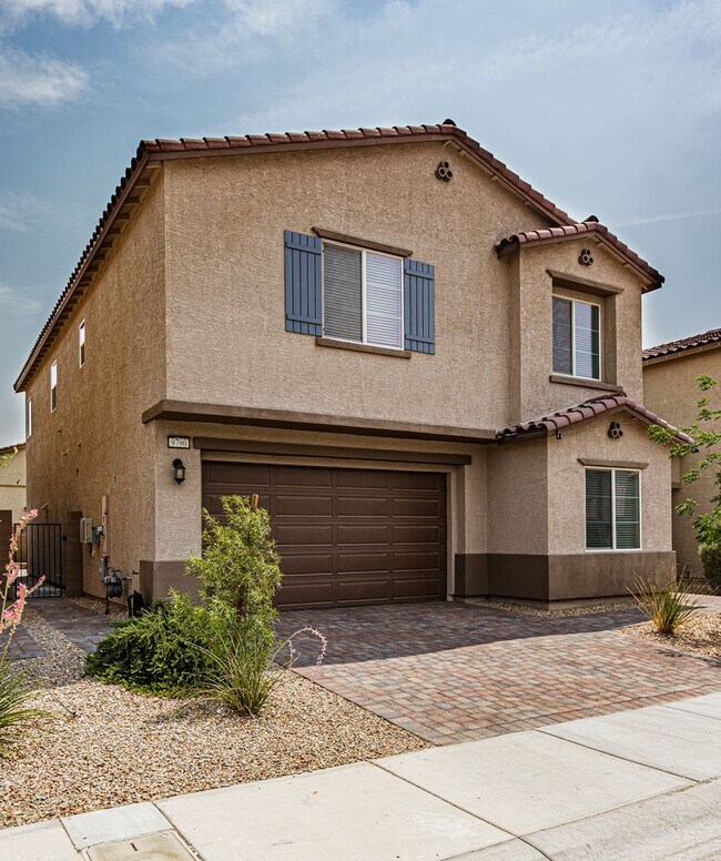 Building Photo - Beautiful 2 story Home