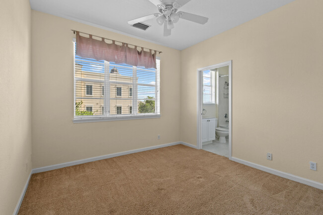 Building Photo - 147 Greenwich Cir