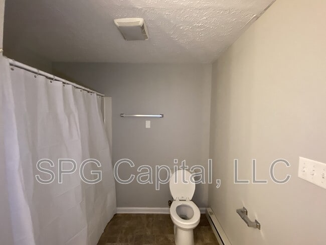 Building Photo - 213 S Main St