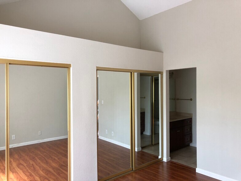 Upstairs main bedroom - 24352 Dover Ln