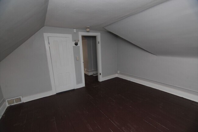 Building Photo - Updated 1 Bedroom Pet Friendly Home - Rent...