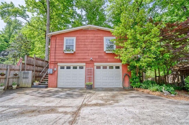 Building Photo - 883 Amsterdam Ave NE