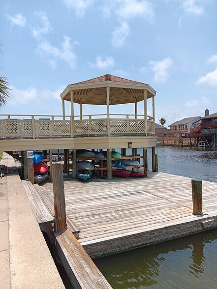 Gazebo and kayak/fishing deck - 15421 Seamount Cay Ct