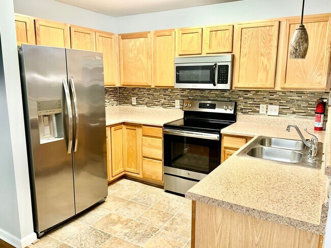 Building Photo - 2nd floor 3-bedroom condo!
