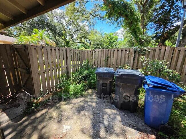 Building Photo - 851 Creekway Ct