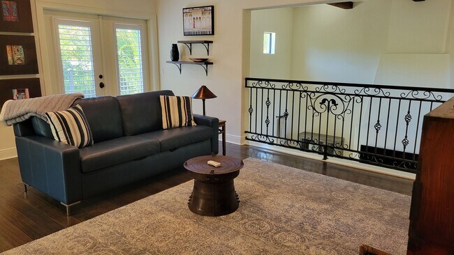 Building Photo - Seasonal stunning 5/5 pool home west of trail near Siesta Key!