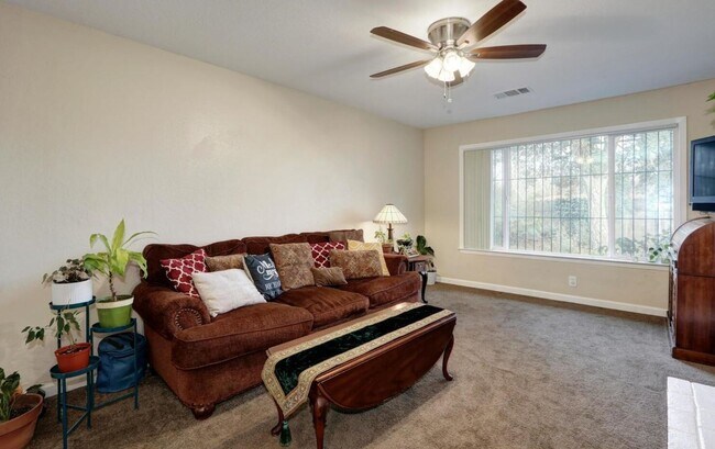 Building Photo - Beautiful Renovated 3/1 In Sacramento