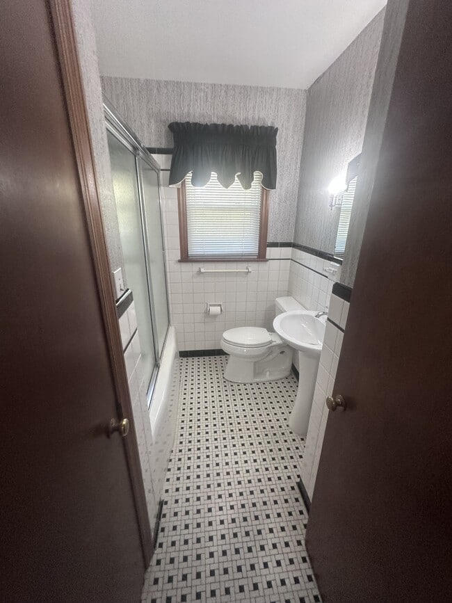 Building Photo - 1123 Franklin Turnpike