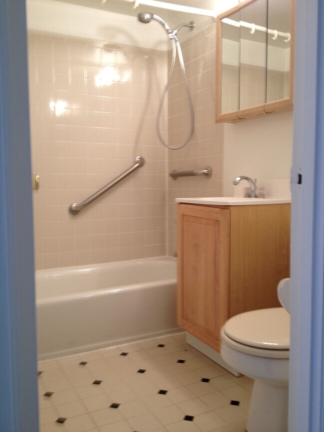 Building Photo - Fully remodeled 2 BR 1BA in Bethesda. Gas and water included.  Pets ok.