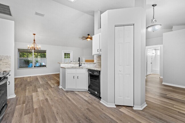Building Photo - Experience a breezy lifestyle in the convenient Eagle Point subdivision!