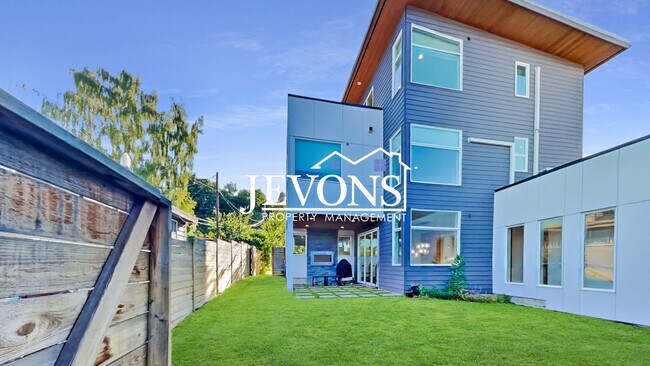 Building Photo - 5BR/4.5BA House in Seattle -- Available Now!