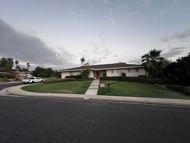 Building Photo - HOUSE