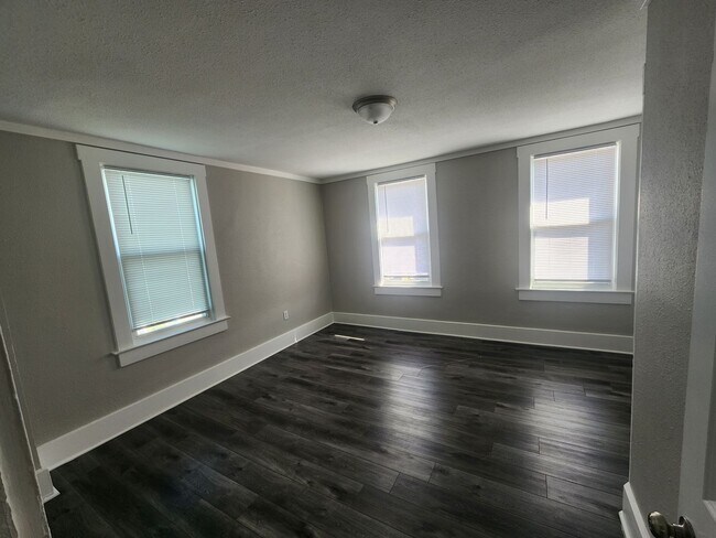 Building Photo - 307 E 22nd St