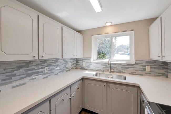 Building Photo - Sugarhouse -  2 Bed 1 Bath 1 Covered Parking