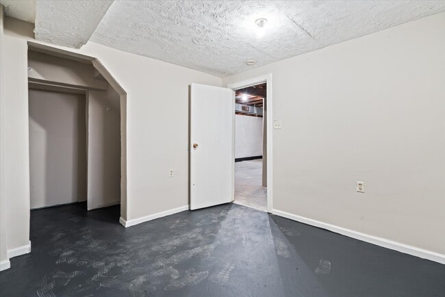Building Photo - Mohican Ave