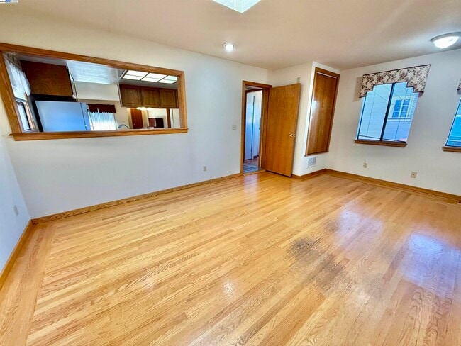 Building Photo - 252 Stoakes Ave