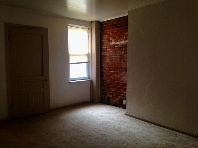 Building Photo - *** Apartments in South Oakland * Pet Friendly * Spacious & Renovated * Walk to Pitt * Available ...