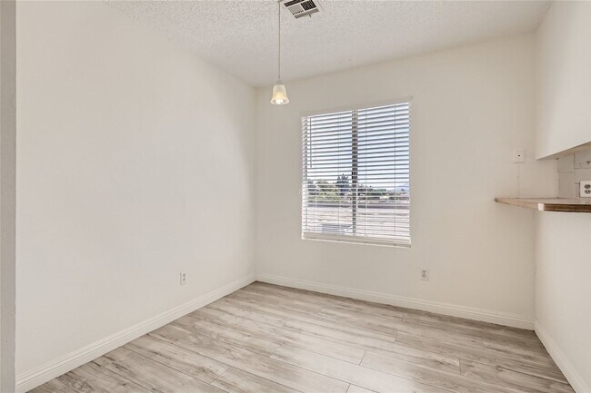 Building Photo - Stunning Recently Updated, 2 Bedroom Unit!  ** MOVE-IN SPECIAL!! HALF OFF FIRST MONTH'S RENT!! **
