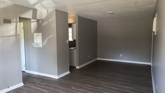 Building Photo - 2401 Howard Dr