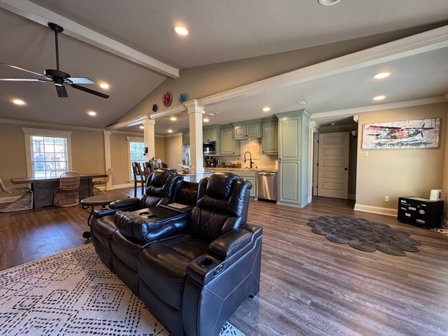 Building Photo - 114 Elmwood St