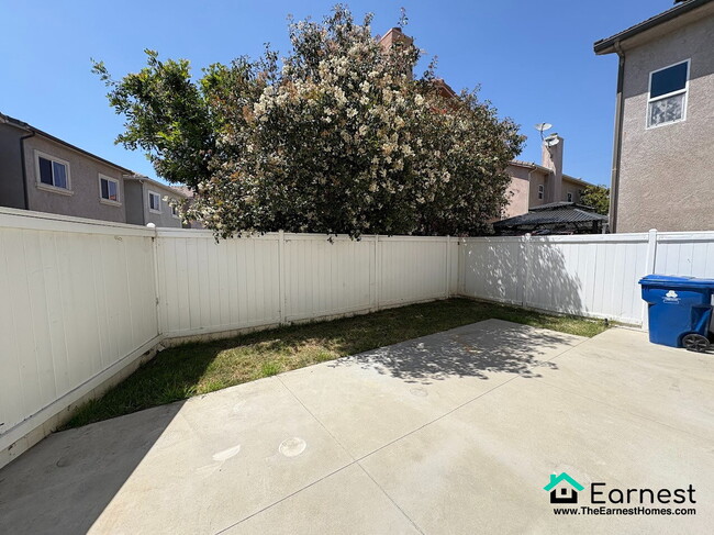 Building Photo - Bright & Stylish 4BR Townhouse with Privat...