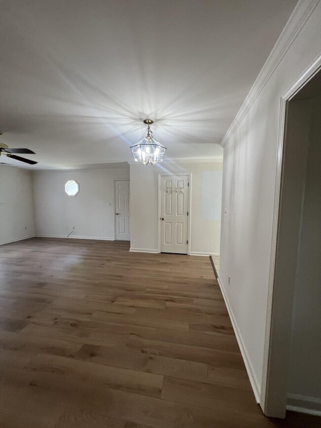 Building Photo - 409 Woodview Dr