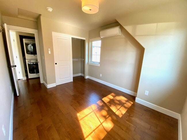 Building Photo - University Park One Bedroom