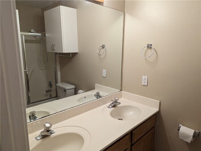 Building Photo - 2082 E Farr Ln