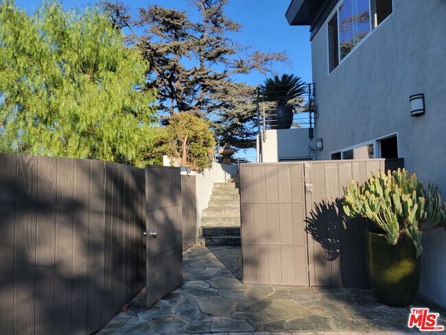 Building Photo - 4218 Vanetta Dr