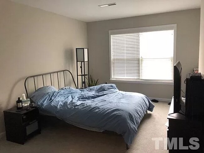 Building Photo - 3-Bedroom Townhome Available Eary July!