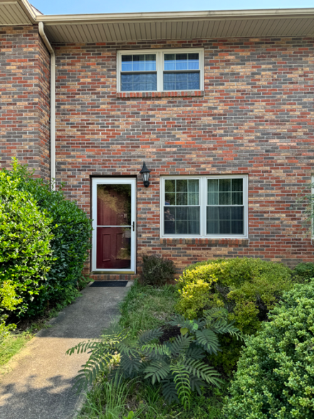 Primary Photo - 110 Colt Ln