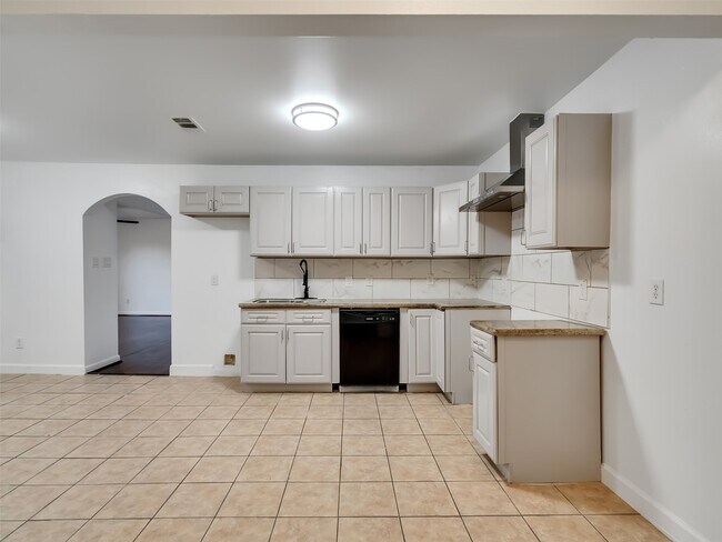 Building Photo - 4930 Holloway Dr